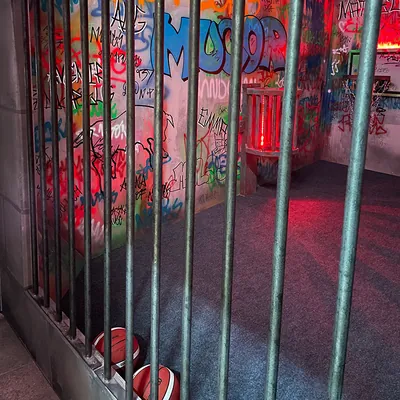 A cela Basket da Prison Island