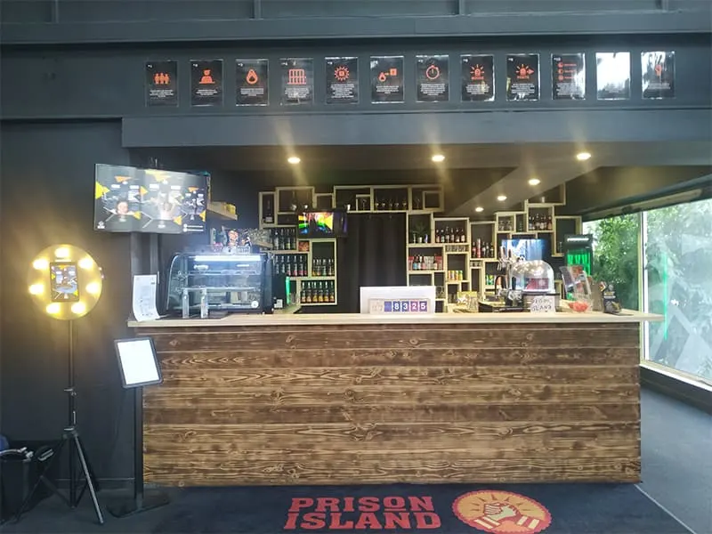 O balcão do bar, com cervejas e refrigerantes na vitrina