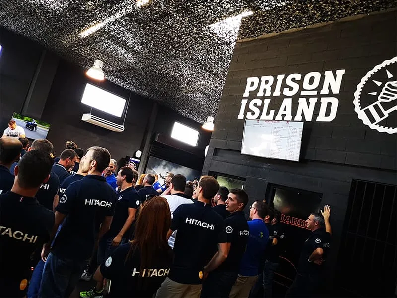 Um grupo de empresa com t-shirts com o seu nome, reunido no átrio do espaço